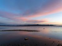 Wolkenleuchten über der Insel Herrenchiemsee mit Spiegelung im Wasser